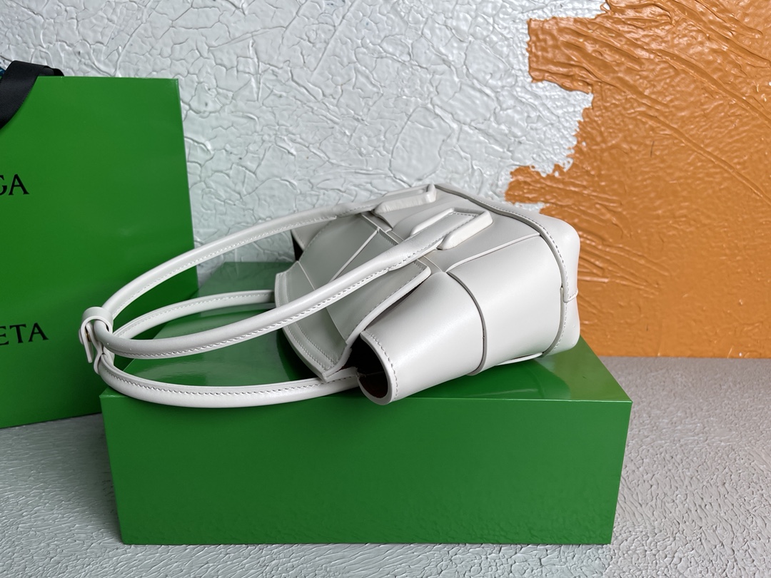 보테가베네타 Arco 인트레치아토 스몰 화이트 토트백